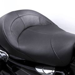 Danny Gray IST Bigist AIR 1 Solo Sitz Vinyl für Sportster Modelle 04up, ein etwas breiterer Sitz mit moderat ansteigender Rückenpartie und der Option ein Soziuspad zu verwenden. Einstellbare AIRHAWK Technik.