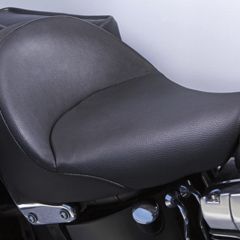 Danny Gray IST Bigist Solo Sitz für Softail-FATBOY Modelle07-, ein etwas breiterer Sitz mit moderat ansteigender Rüchpartie und der Option ein Soziuspad zu verwenden.