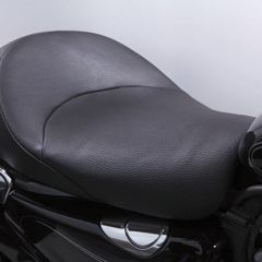Danny Gray IST Solo Sitz für Dyna Modelle 06- ist ein etwas breiterer Sitz mit moderat ansteigender Rückpartie und der Option ein Soziuspad zu verwenden. Geeignet für Fahrer die den Old School Look beibehalten wollen. VINYL