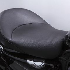 Danny Gray IST Bigist Solo Sitz für Sportster Modelle 04-18, ein etwas breiterer Sitz mit moderat ansteigender Rückenpartie und der Option ein Soziuspad zu verwenden.